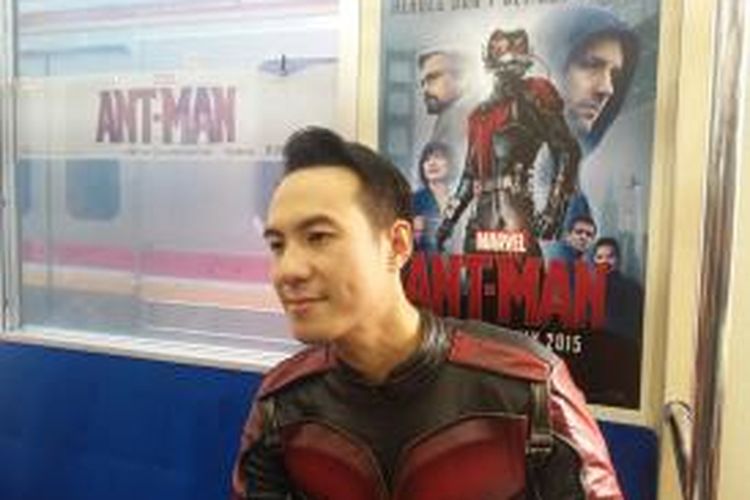 Daniel Mananta yang berkostum Ant-Man duduk di gerbong KRL rute Stasiun Kota-Manggarai, Sabtu (11/7/2015) siang.
