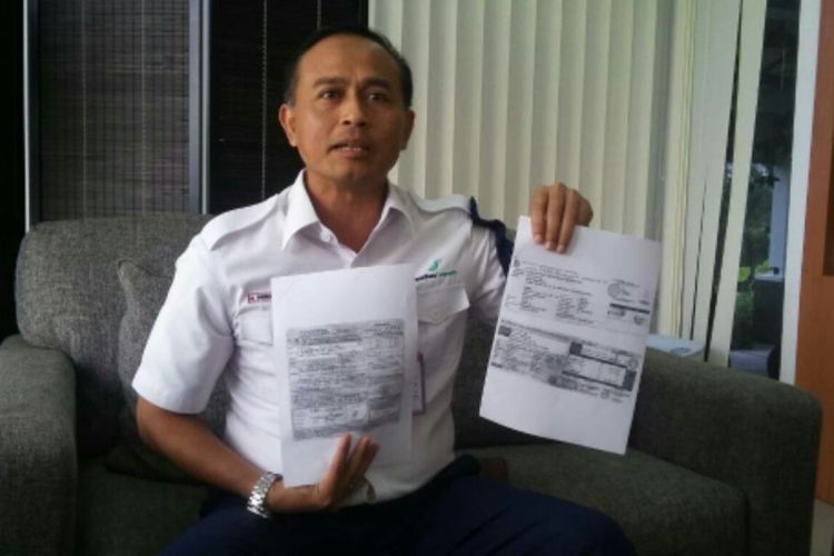 General Manager PT. Angkasa Pura I (Persero) Bandara International Adisutjipto Yogyakarta , Agus Pandu Purnama saat menunjukan fotocopy surat tilang dan STNK driver