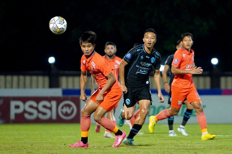 Pemain Arema FC Dendi Santoso (tengah) saat pertandingan tunda pekan ke-18 Liga 1 2022-2023 melawan Borneo FC yang berakhir dengan skor 0-0 di Stadion PTIK Jakarta, Jumat (24/3/2023) malam.