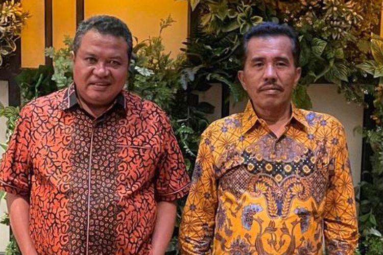 Birma Sinaga (kanan) yang masuk bursa pencalonan Bupati Humbang Hasundutan bersama saudara kandungnya Lamhot Sinaga yang merupakan Anggota DPR RI. 