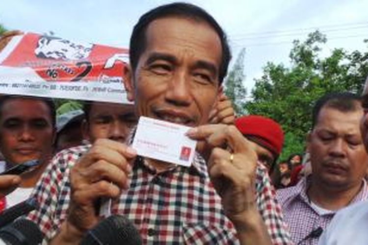 Calon presiden Joko Widodo menunjukkan kartu Jakarta Sehat kepada para nelayan di Medan Labuan, Sumatera Utara, Selasa (10/6/2014).