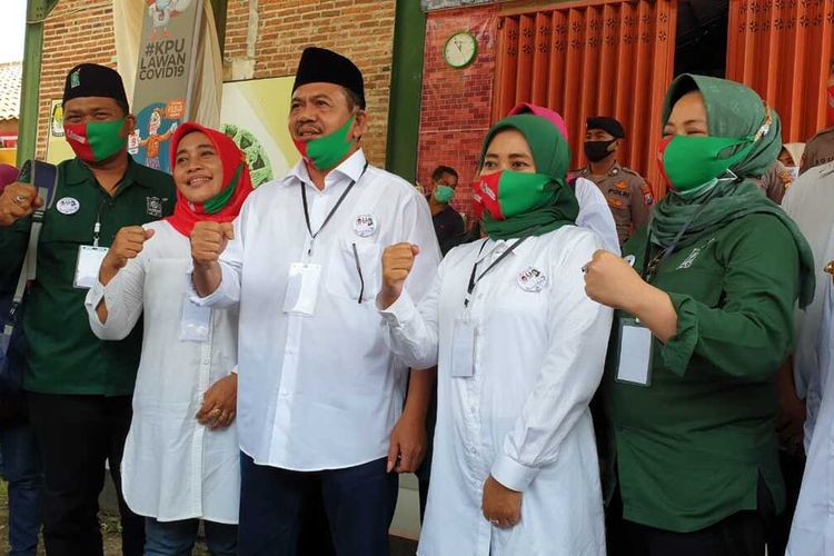 Pungkasiadi - Titik Masudah usai mendaftarkan diri sebagai pasangan bakal calon bupati dan wakil bupati dalam Pilkada Kabupaten Mojokerto, Jawa Timur, Minggu (6/9/2020).