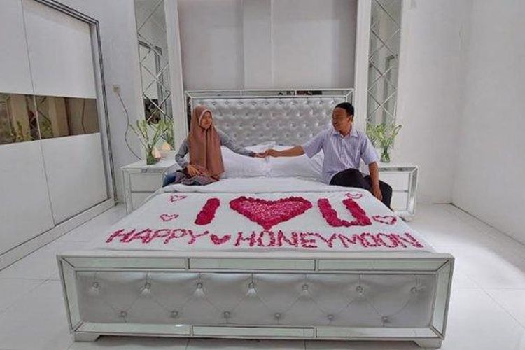 
Pengantin baru, Khusnul Khotimah (23) warga Kelurahan Pakistaji, Kecamatan Wonoasih, Kota Probolinggo dan Hairul Yakin (24), warga Kecamatan Pajarakan, Kabupaten Probolinggo menikmati bulan madu di rumah dinas Wali Kota Probolinggo, Jumat (14/10/2022). 
