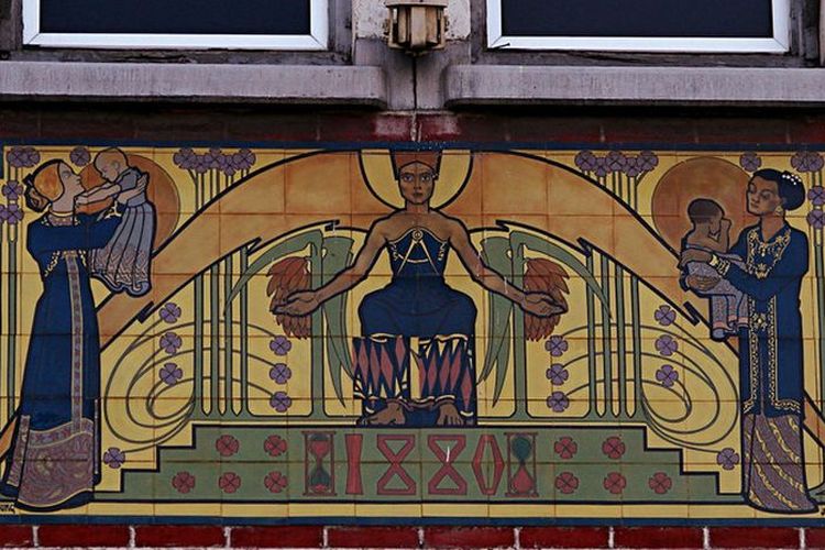 Mosaik porselen karya Jan Toorop di gedung tinggalan Algemeene.