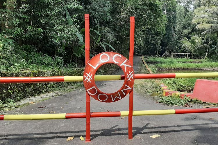 Akses jalan ke wilayah RT 01 dan RT 02 Dusun Randu, Desa Hargobinangun, Kecamatan Pakem, Kabupaten Sleman ditutup dan ditulisi lock down