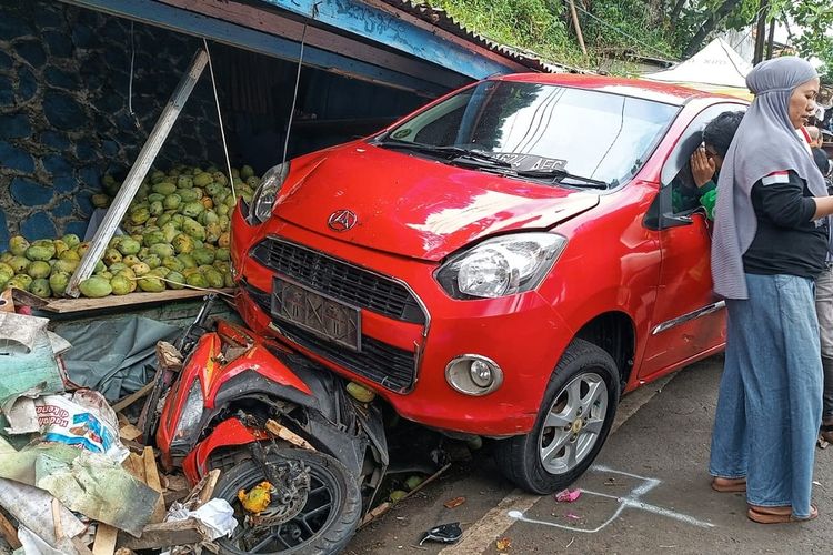Sejumlah warga berkerumun melihat sedan merah yang menabrak hingga menyeret sepeda motor di Jalan Raya Sukabumi-Cianjur, Kecamatan Sukaraja, Sukabumi, Jawa Barat, Kamis (30/11/2023).