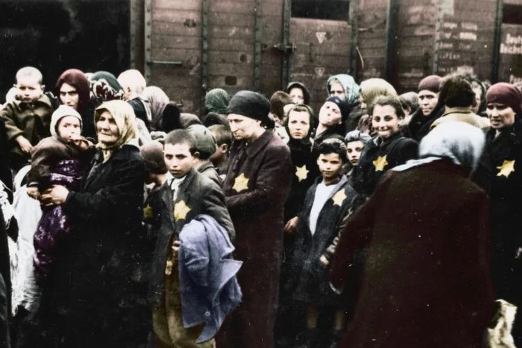 Gambaran kamp konsentrasi Auschwitz Nazi. [HISTORY's Auschwitz Untold Via History]