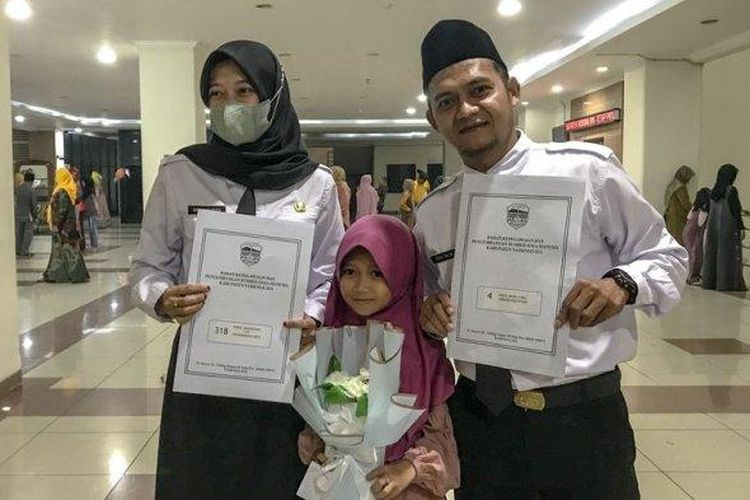 Momen kebahagiaan Nurul Maulidiyah dan Abdul Mu?in bersama sang anak, sepasang suami istri yang sama-sama dilantik PPPK Formasi Guru 2022 Kabupaten Tasikmalaya pada Jumat (16/6/2023). 

