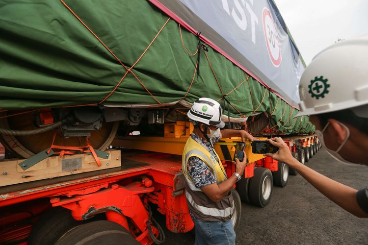 Rangkaian Kereta Cepat Jakarta-Bandung diturunkan dari kapal di Pelabuhan Tanjung Priok, Jakarta, Jumat (2/9/2022). Rangkaian kereta tersebut merupakan pengiriman tahap awal dari pelabuhan Qingdao di Provinsi Shandong, China, pada 21 Agustus 2022 lalu.