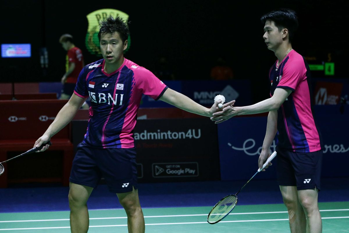 Ganda putra Indonesia, Marcus Fernaldi Gideon/Kevin Sanjaya Sukamuljo bertanding melawan ganda putra Korea Selatan, Kang Min-hyuk/Seo Seung-jae pada babak 16 besar Indonesia Open 2022 di Istora Senayan, Jakarta, Kamis (16/6/2022). Langkah Marcus/Kevin terhenti setelah kalah dua gim langsung dengan skor 21-14 dan 21-12.