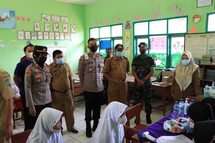 Dandim 0613 Ciamis, Letkol Dadan Ramdani dan Wakapolres Ciamis Komisaris Polisi Auliya Abduljabar meninjau vaksinasi anak di SD Negeri 1 Jatinagara, Kabupaten Ciamis, Senin (10/1/2022).