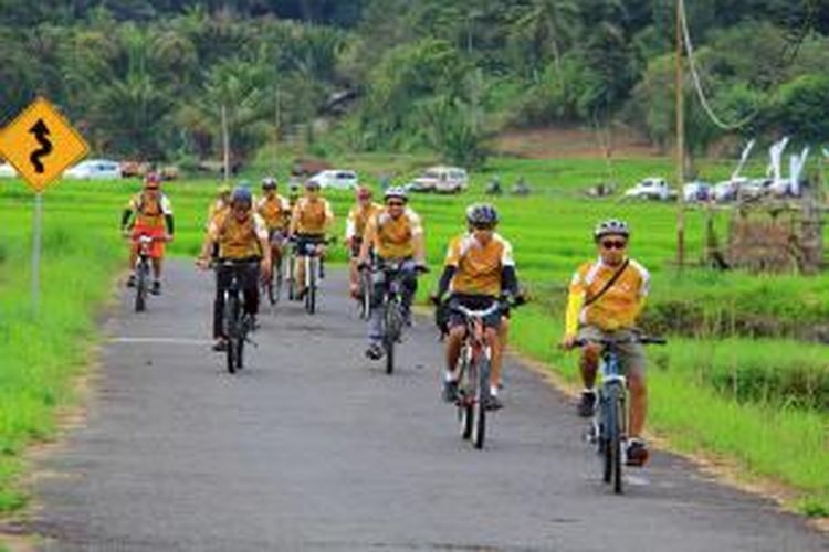 Para peserta Garuda Five Star Tour der Tomohon melewati persawahan di Kota Tomohon, Sulawesi Utara.