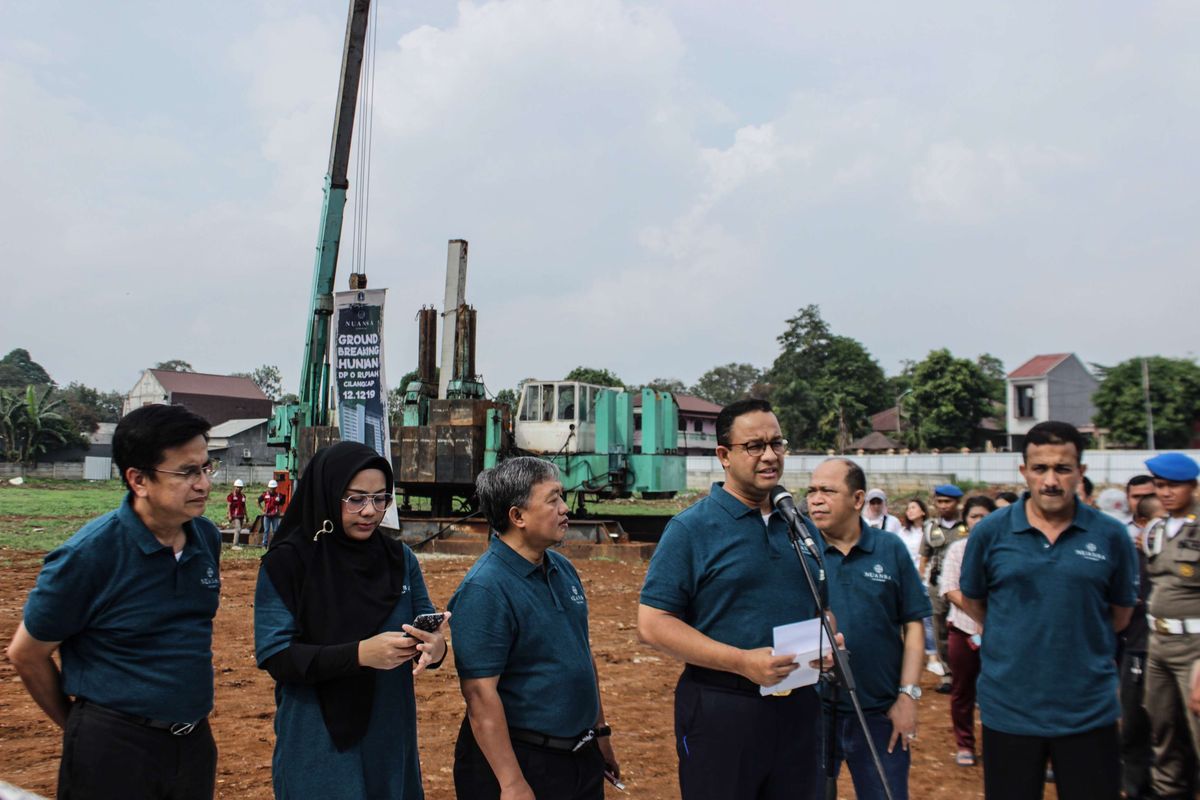 Gubernur DKI Jakarta Anies Baswedan (tiga kanan), Direktur Utama Perumda Pembangunan Sarana Jaya Yoory C Pinontoan (kiri), dan Ketua DPRD DKI Jakarta Prasetyo Edi Marsudi (tiga kiri) menghadiri acara ground breaking Hunian DP 0 Rupiah Nuansa Cilangkap, Cipayung, Jakarta Timur, Kamis (12/12/2019). Program Hunian DP 0 Rupiah di Cilangkap merupakan yang kedua kalinya dibangun Pemprov DKI Jakarta.