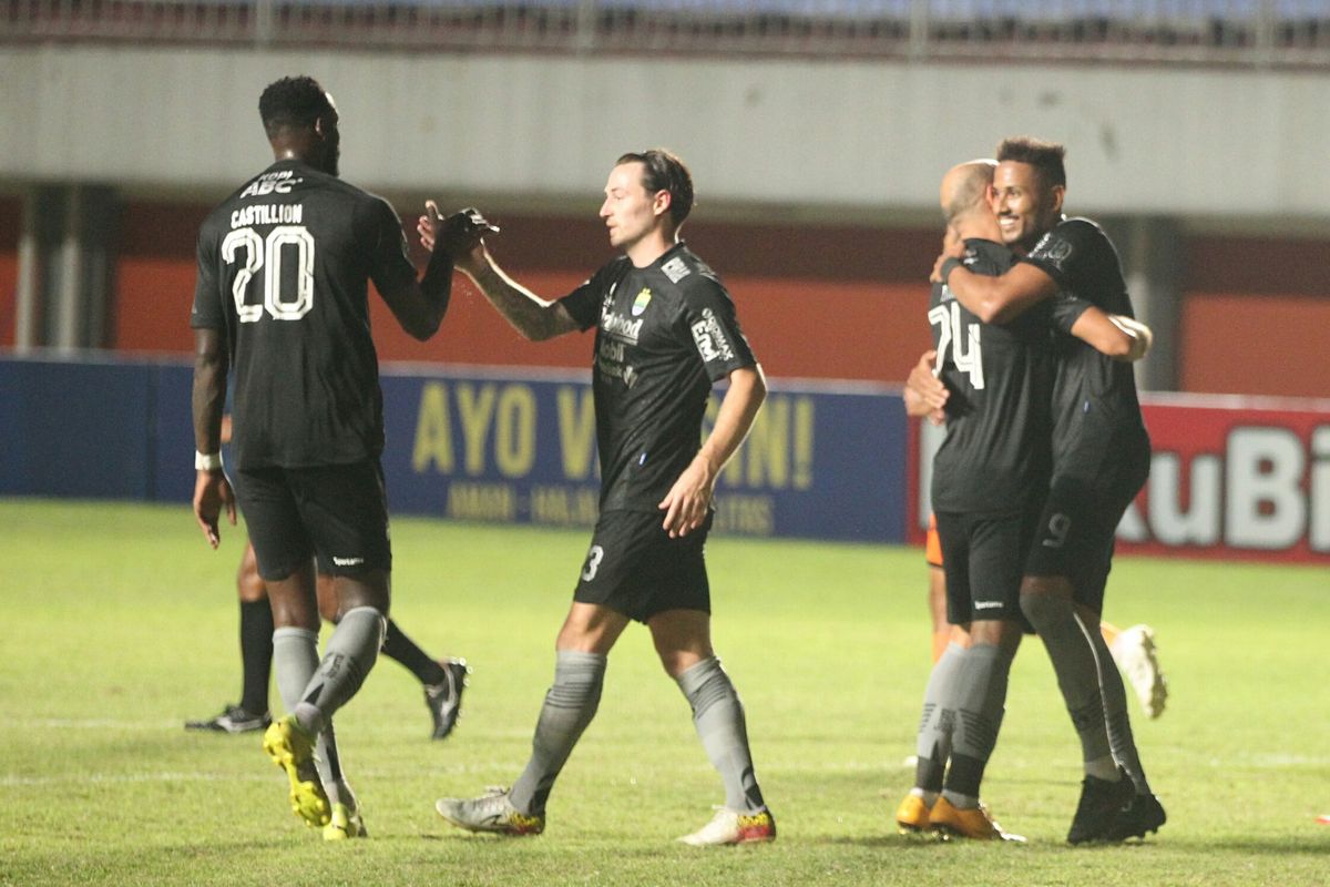 Selebrasi penyerang Persib Bandung Wander Luiz seusai mencetak gol ke gawang Persiraja Banda Acehdi Stadion Maguwoharjo, Rabu (24/11/2021). 