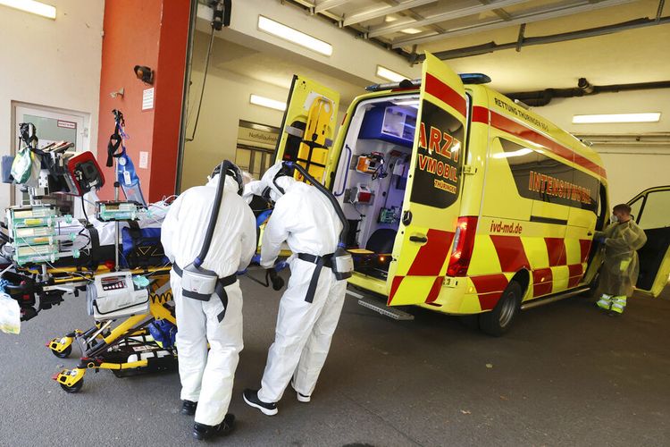 Seorang pasien dengan penyakit Covid-19 bersiap untuk dipindahkan dari rumah sakit Thueringen Kliniken ke rumah sakit di Hanover dengan mobil perawatan intensif darurat di Saalfeld, Jerman, Jumat, 26 November 2021. 