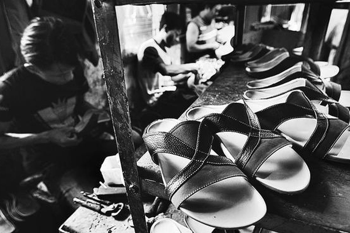 Untuk bertahan dalam pemasaran, industri rumahan sepatu kulit Cibaduyut milik Pepep di Kampung Blok Lumbung, Cibaduyut Lama, Bandung, Jawa Barat, mengandalkan inovasi dalam desain dan model produksinya. Semenjak gempuran produk impor dari China merebak di pasaran Indonesia, industri rumahan sepatu kulit Cibaduyut menjadi terpuruk di pasaran negeri sendiri.