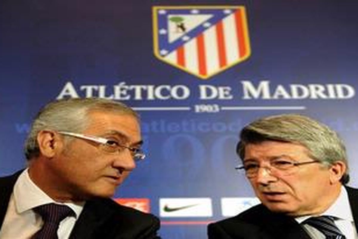 Presiden Atletico Madrid, Enrique Cerezo (kanan) bersama pelatih baru mereka, Gregorio Manzano (kiri).