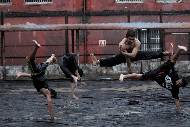 Iko Uwais (nomor dua dari kanan) dalam salah satu adegan The Raid 2 (2014)