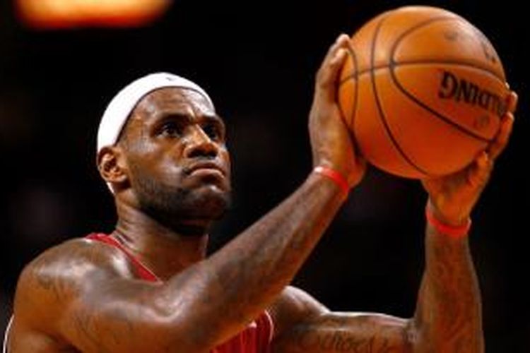 Pebasket Miami Heat, LeBron James melakukan tembakan bebas saat menghadapi Charlotte Bobcats pada lanjutan kompetisi NBA di American Airlines Arena, Minggu (01/12/2013).