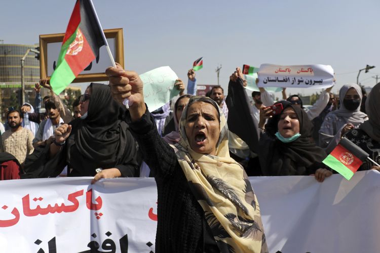 Unjuk rasa warga Afghanistan di dekat kedutaan Pakistan di Kabul, Afghanistan, pada Selasa (7/9/2021). [AP Photo/Wali Sabawoon]