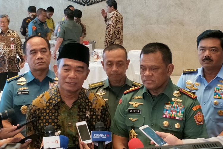 Panglima TNI Jenderal Gatot Nurmantyo dan Menteri Pendidikan dan Kebudayaan Muhadjir Effendy saat memberikan keterangan usai menandatangani nota kesepahaman tentang perluasan dan peningkatan mutu layananan pendidikan dan kebudayaan, di Mabes TNI, Cilangkap,  Jakarta Timur, Senin (4/12/2017).