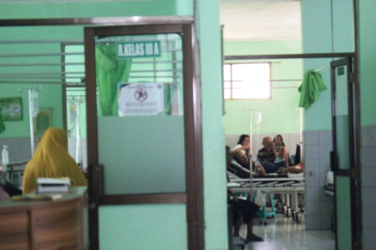 Sejumlah pasien DBD tengah menjalani perawatan di salahsatu ruangan di RSUD Sayang, Cianjur, Rabu (23/10/2019). Dari belasan pasien DBD satu orang meninggal dunia