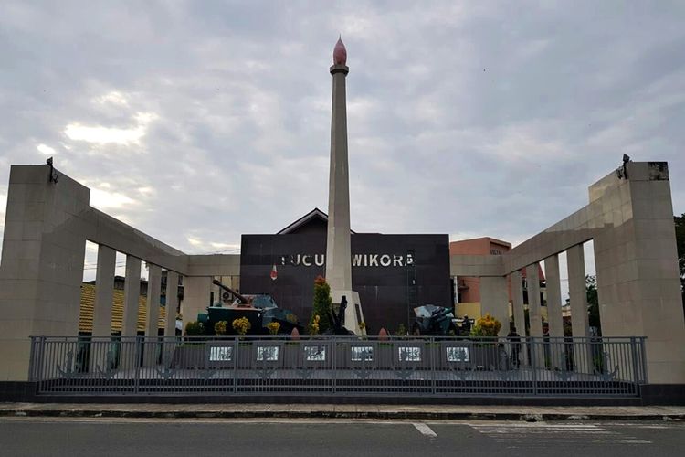 Tugu Dwikora di  Kabupaten Nunukan dipagar oleh TNI AL karena  sering berbau pesing dan kotor karena kurangnya kesadaran warga menjaga situs perjuangan di wilayah perbatasan tersebut.