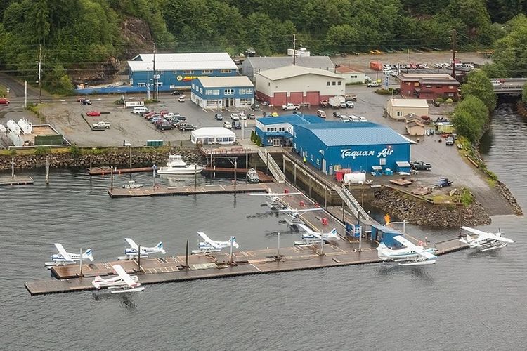 Salah satu sudut kota Ketchikan, Alaska dengan pangkalan pesawat amfibinya.