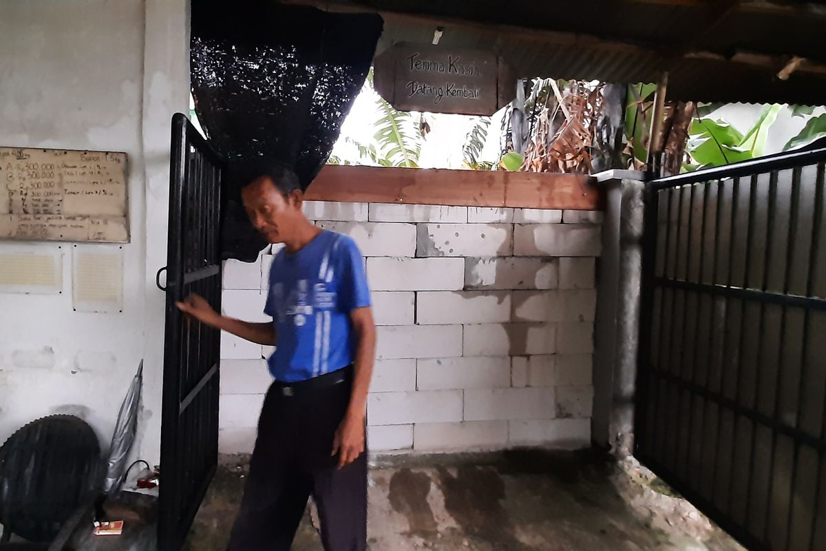 Puluhan rumah di wilayah RT 011 RW 007 Kelurahan Jatinegara, Kecamatan Cakung, Jakarta Timur, kehilangan akses jalan akibat pembangunan tembok SMKN 69 Jakarta. Salah satu warga yang terdampak ialah Bresman Marbun (69).