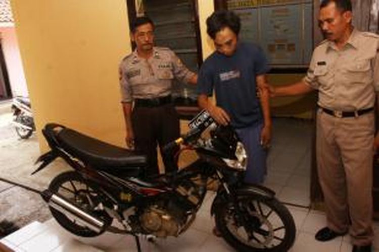 Mh (39) (Tengah), Pencuri spesialis kendaraan bermotor, wajahnya babak belur setelah dihajar massa, di Desa Jatian Kecamatan Pakusari, Jember, Jawa Timur Kamis (26/9/13)dini hari.