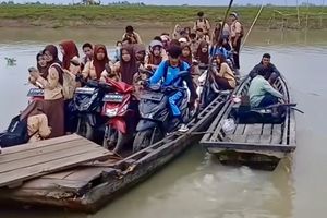 Setahun Berlalu, Pelajar di Lampung Timur Masih 'Bertaruh Nyawa' Seberangi Sungai Pakai Klotok
