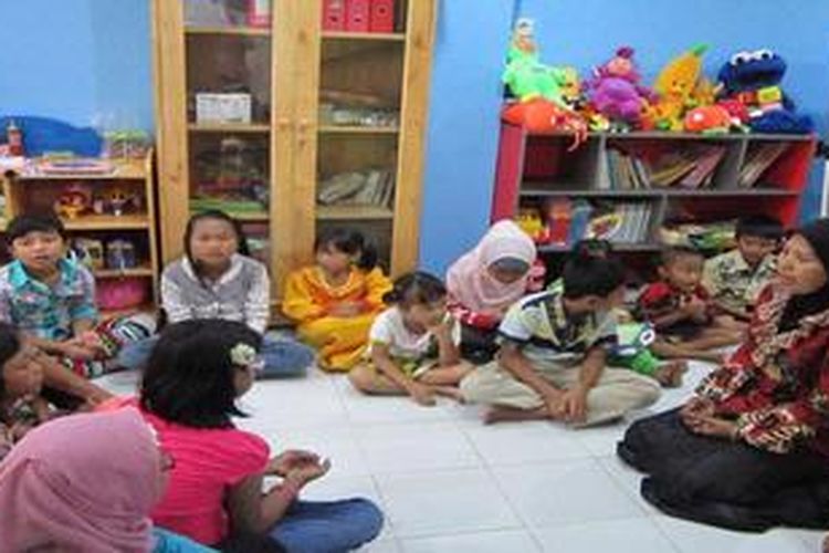 Anak-anak pasien kanker berkumpul di ruang belajar di Rumah Kita. 