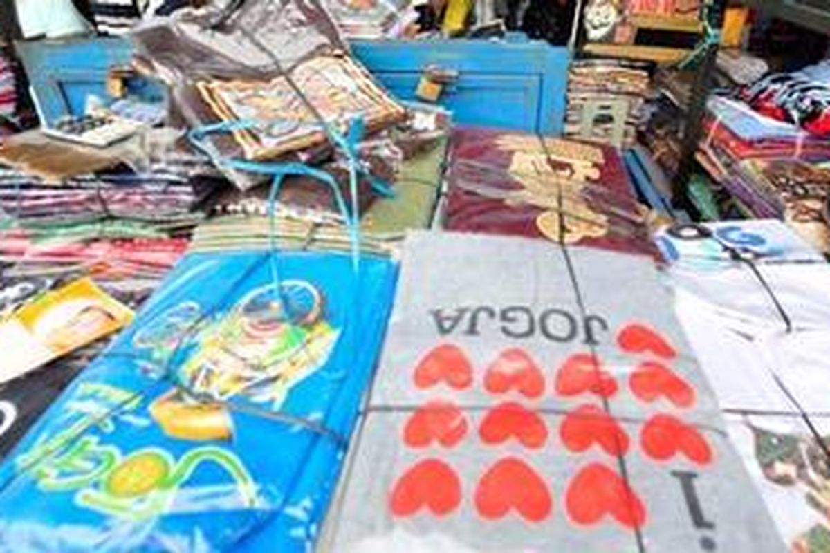 ILUSTRASI - Wisatawan memadati lorong Pasar Beringharjo Yogyakarta, untuk berburu oleh-oleh baju batik. 