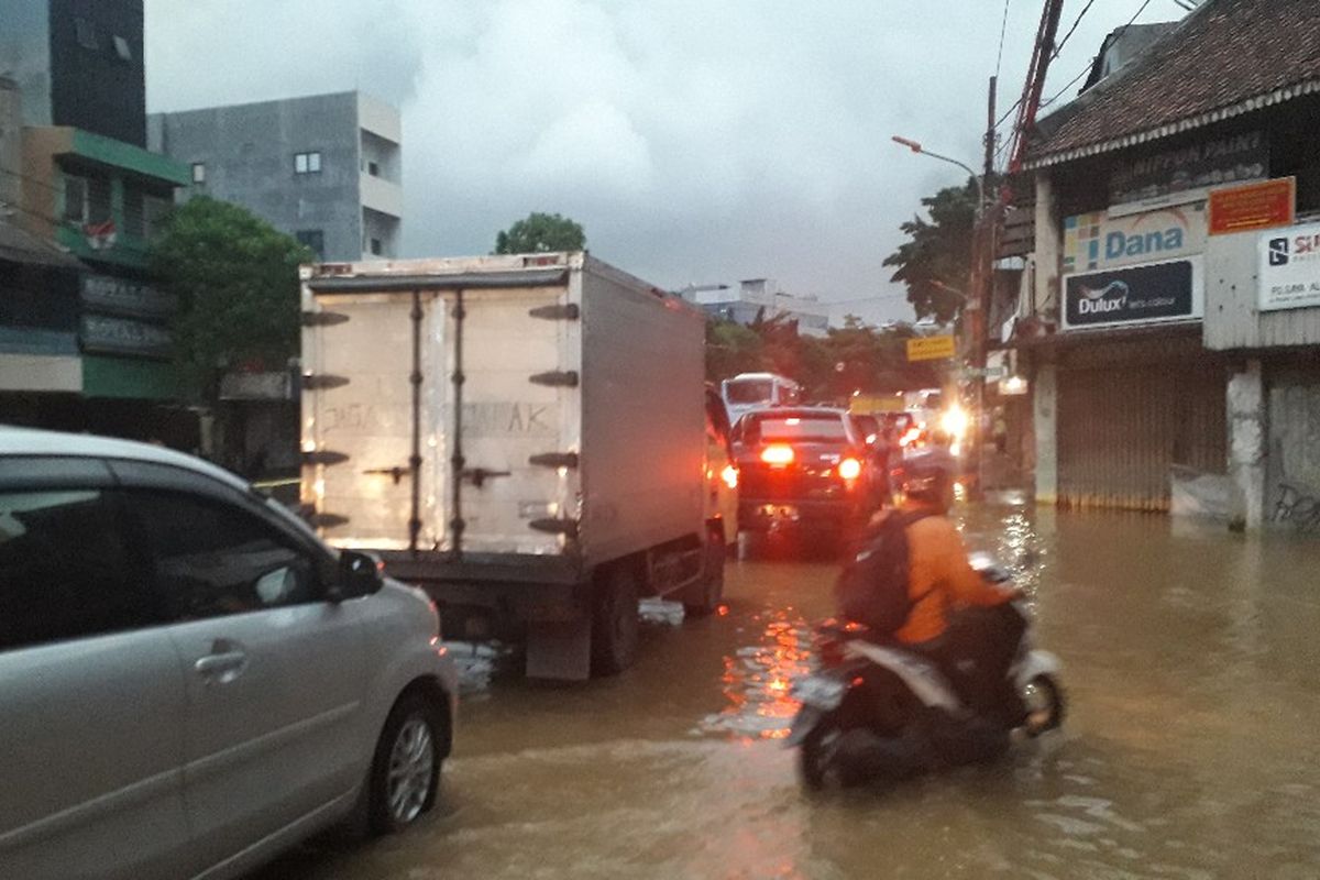 Jalan Jatinegara Barat Raya sudah bisa dilalui kendaraan meski masih terdapat genangan pada Jumat (26/4/2019).