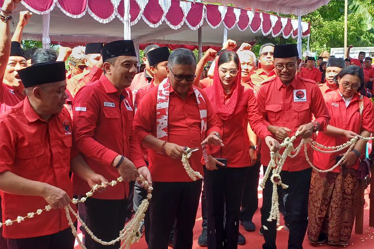 Sekretaris Jenderal (Sekjen) PDI-P Hasto Kristiyanto meresmikan Kantor Dewan Pimpinan Cabang (DPC) PDI-P Pacitan yang letaknya hanya 750 meter dari Museum dan Galeri Seni SBY ANI Pacitan, Rabu (20/12/2023).