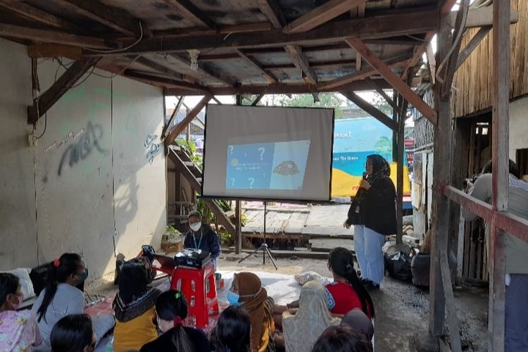 Warga Kampung Nelayan Baru, Cilincing,Jakarta Utara, mengikuti kegiatan pelatihan dari Sea Savers tentang bahaya sampah plastik di laut.