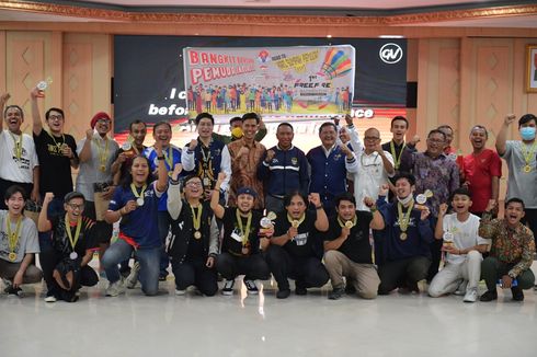 Menpora Amali Serahkan Piala kepada Sang Juara Free Fire dan Turnamen Bulutangkis Jurnalis Games