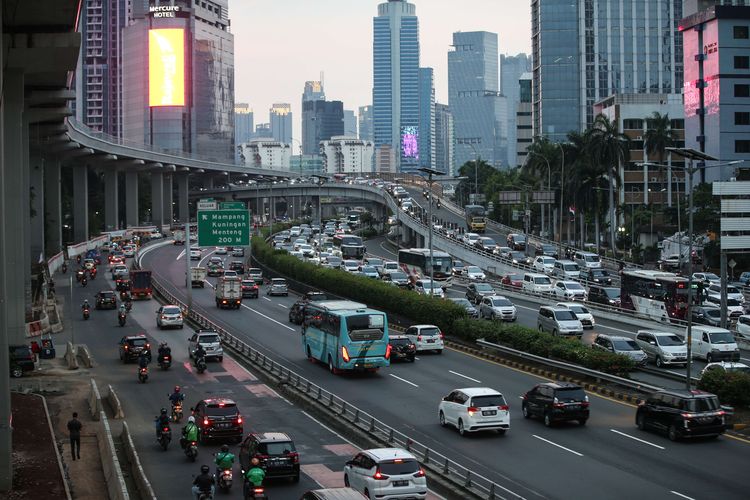 Lalu lintas kendaraan di Tol Dalam Kota Jakarta tampak padat pada jam pulang kerja di hari ketiga pemberlakuan pembatasan sosial berskala besar (PSBB) tahap dua, Rabu (16/9/2020). Pembatasan kendaraan bermotor melalui skema ganjil genap di berbagai ruas Ibu Kota resmi dicabut selama PSBB tahap dua.