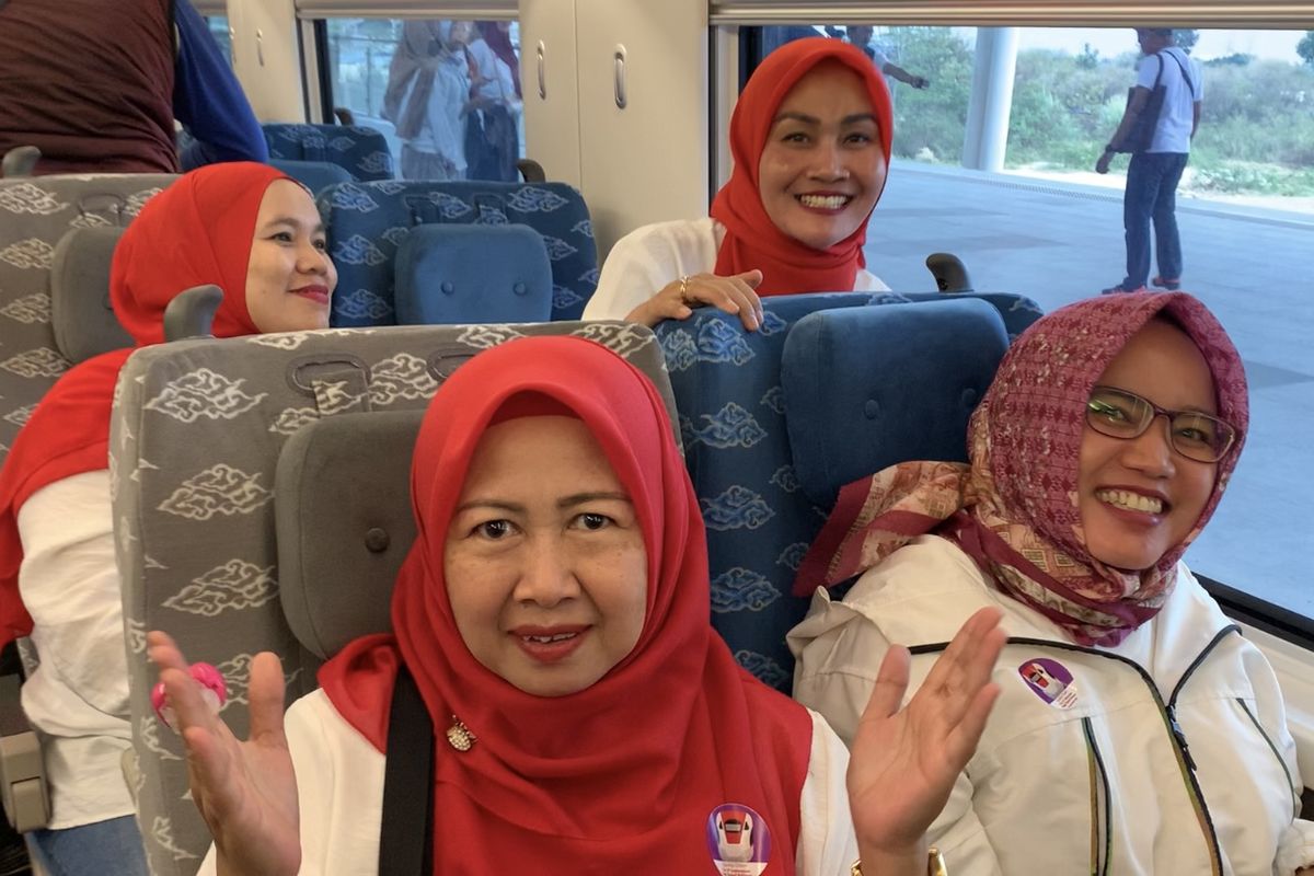 Potret Umi (50) bersama rombongannya dari Komplek Trikora Halim yang diundang dalam uji coba Kereta Cepat Jakarta-Bandung, Sabtu (16/9/2023).