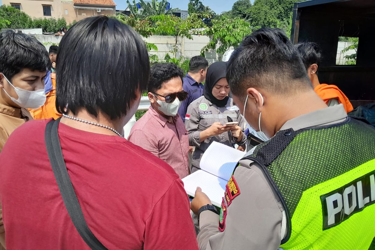 Polisi saat mendatangi tempat kejadian perkara (TKP) kecelakaan lalu lintas di Kilometer 39 Tol Cijago, Tanah Baru, Beji, Depok, Selasa (7/5/2024).).