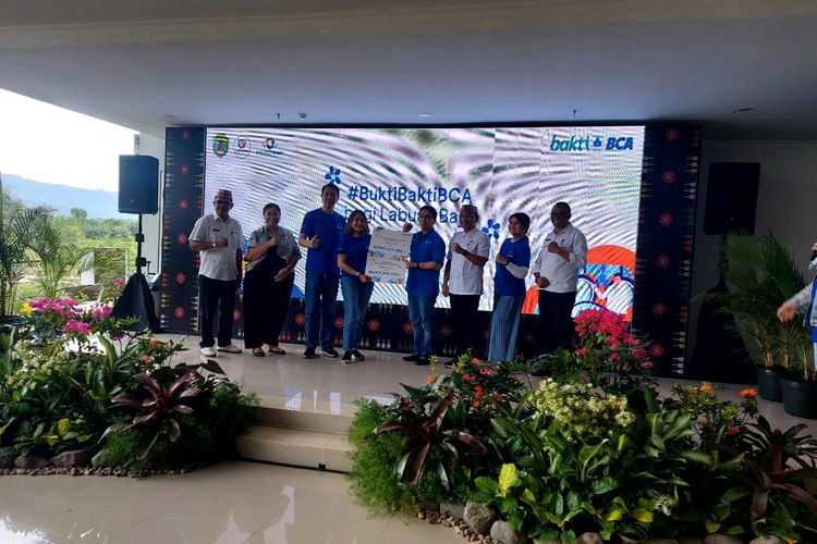 Penyerahan bantuan Bakti BCA di Labuan Bajo, oleh EVP Corporate Communication & Social Responsibility BCA Hera F. Haryn, Kamis (16/10/2024) 
