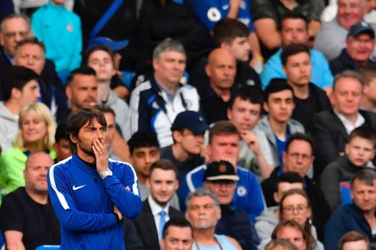 Ekspresi pelatih Chelsea, Antonio Conte, saat timnya ditahan imbang 1-1 oleh Huddersfield Town pada hari Rabu (9/5/2018) atau Kamis dini hari WIB.