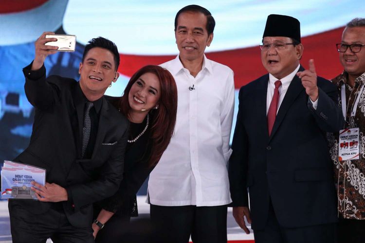 Calon Presiden Nomor Urut 1, Joko Widodo dan no urut 2, Prabowo Subianto berforto bersama usai Debat Kedua Calon Presiden, Pemilihan Umum 2019 di Hotel Sultan, Jakarta, Minggu (17/2/2019).