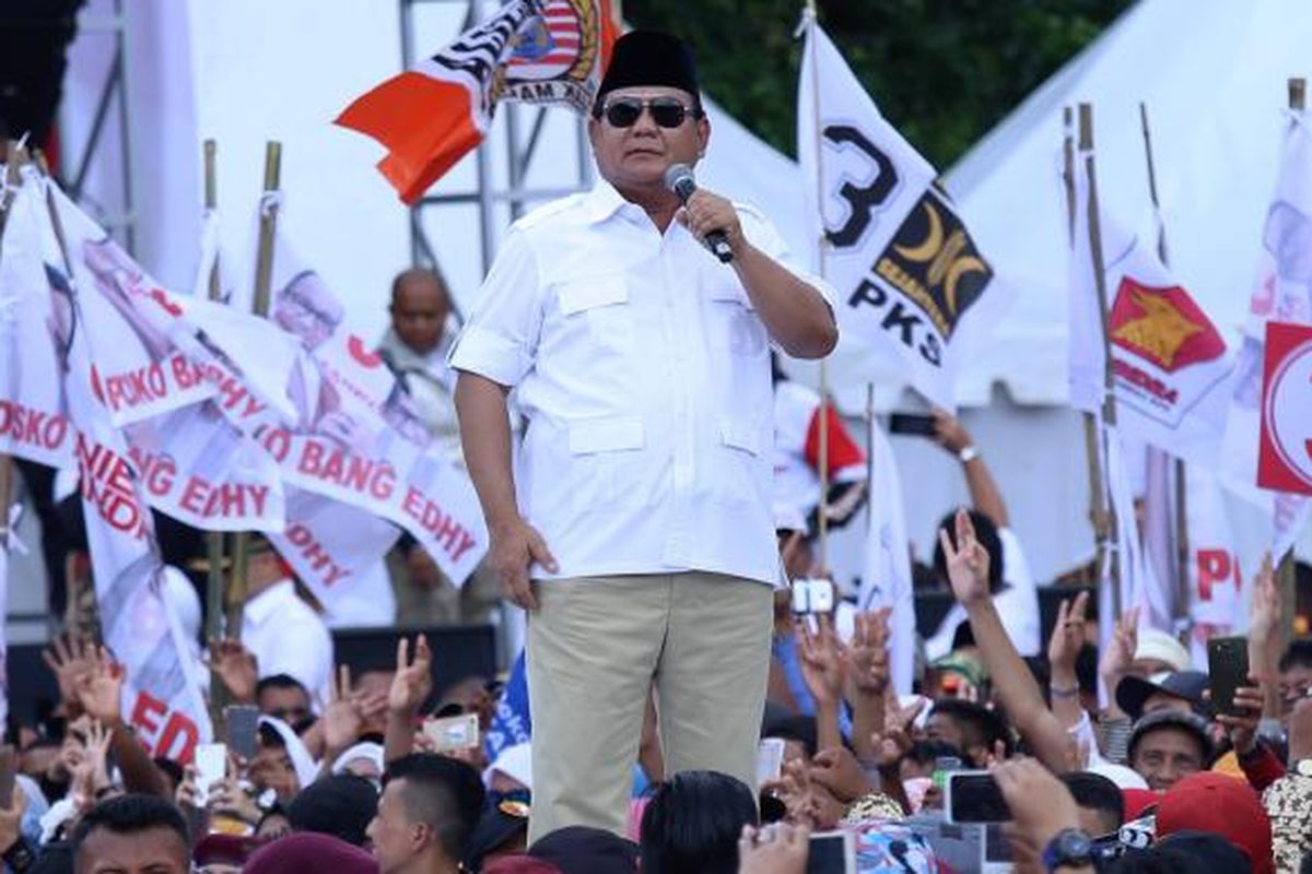 Presiden Gerindra Prabowo Subianto saat berorasi di kampanye akbar calon gubernur dan wakil gubernur DKI Jakarta no urut 3 Anies Baswedan - Sandiaga Uno di Lapangan Banteng, Jakarta, Minggu (5/2/2017). Acara ini merupakan bentuk dukungan dari para simpatisan untuk pasangan calon gubernur dan wakil gubernur DKI Jakarta, Anies - Sandi. 