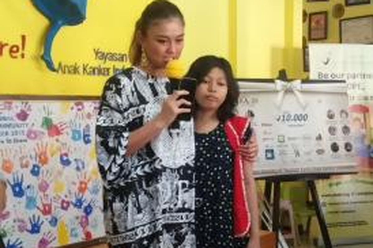 Agnez Mo bersama salah seorang anak penderita kanker, Yoan (14), dalam kunjungannya ke Yayasan Rumah kita, Salemba, Jakarta Pusat, Sabtu (19/9/2015).