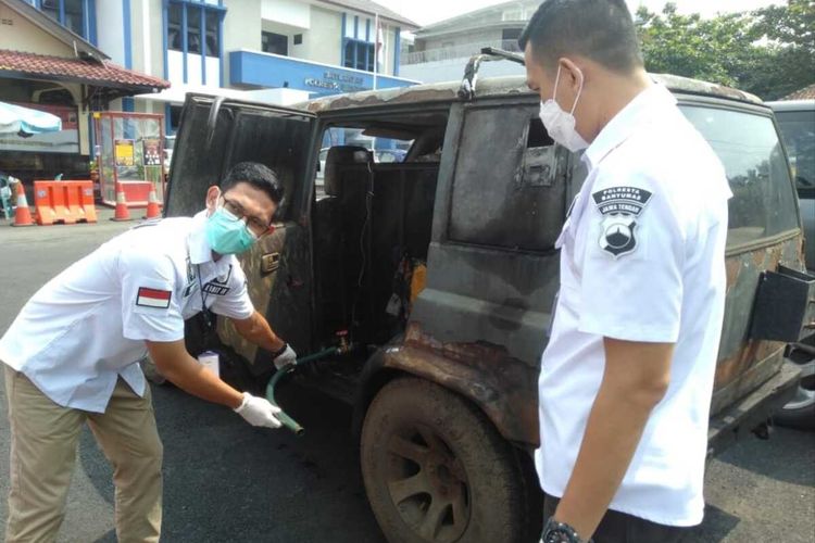 Sebuah mobil yang tangkinya telah dimodifikasi untuk menyimpan sar disita di Satreskrim Polresta Banyumas, Jawa Tengah.