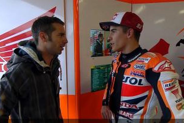 Pebalap Superbike asal Italia, Marco Melandri (kiri), berbicara dengan pebalap Repsol Honda asal Spanyol, Marc Marquez, pada sesi latihan bebas kedua GP San Marino di Sirkuit Misano, Jumat (12/9/2014).