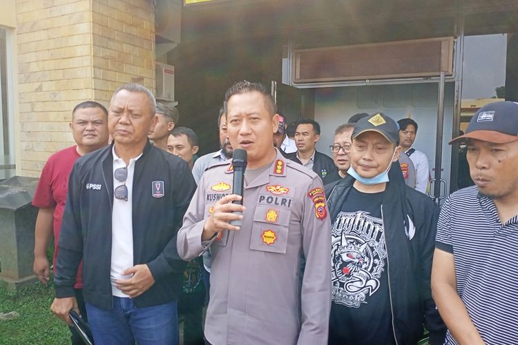 Kapolresta Bandung dan Direktur Operasional PT LIB resmi memindahkan laga lanjutan penyisihan group C Piala Presiden 2022 ke Stadion Si Jalak Harupat