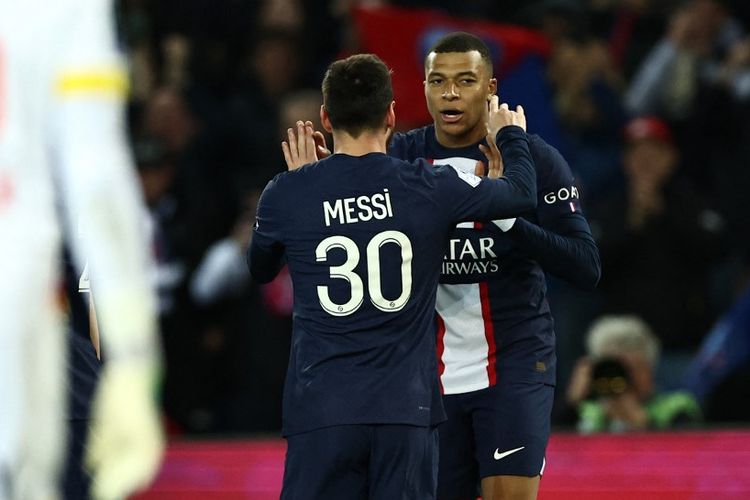 Kylian Mbappe dan Lionel Messi merayakan gol dalam pertandingan PSG vs Lens pada pekan ke-31 Ligue 1 2022-2023 di Stadion Parc des Princes, Minggu (16/4/2023) dini hari WIB. (Foto oleh Anne-Christine POUJOULAT / AFP)