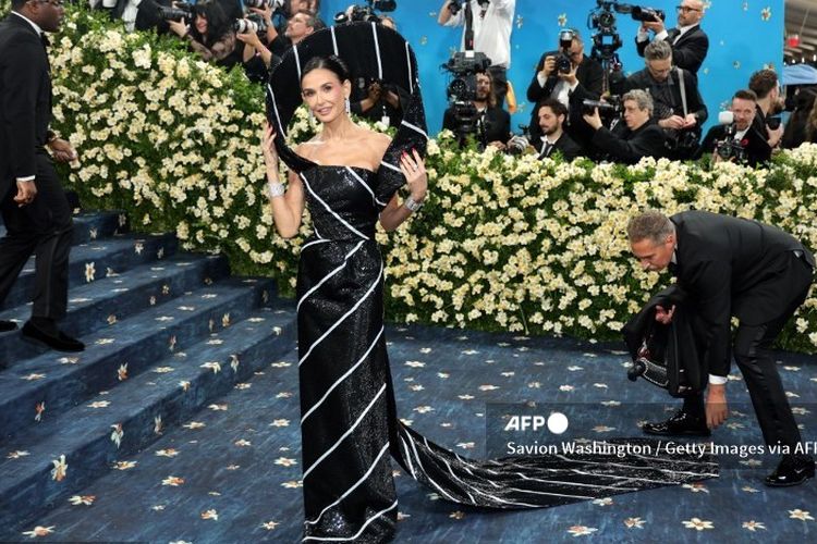 Demi Moore Tampil Berani dengan Dress Bersiluet Dasi Pria di Met Gala 2025